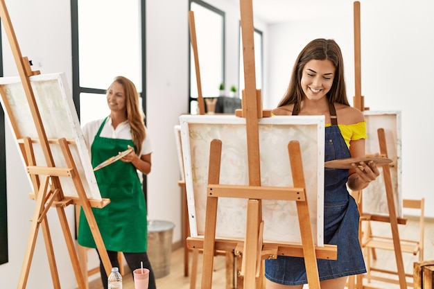 Madre e figlia che sorridono disegno sicuro allo studio di arte