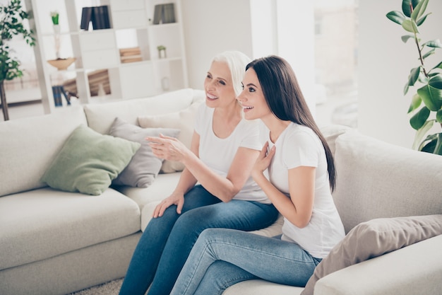 madre e figlia che trascorrono del tempo insieme