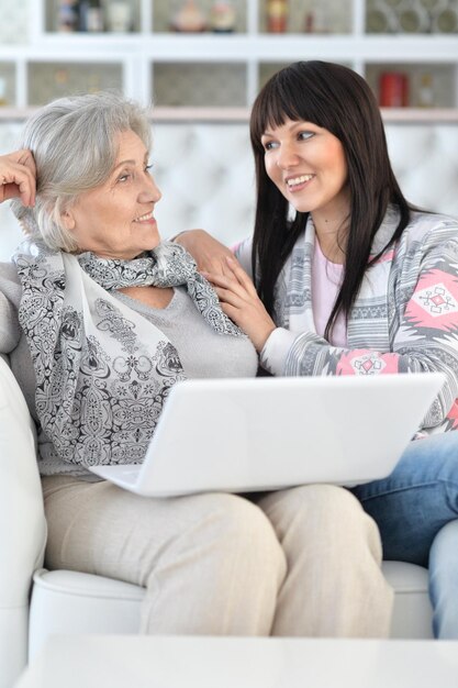 Madre e figlia che usano il laptop, a casa