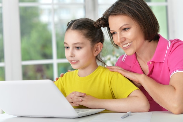 Madre e figlia che usano il laptop, primi piani