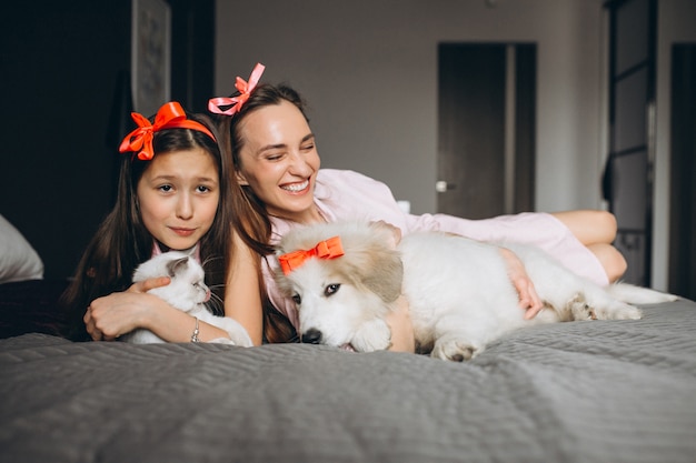 Madre e figlia con cane e gattino