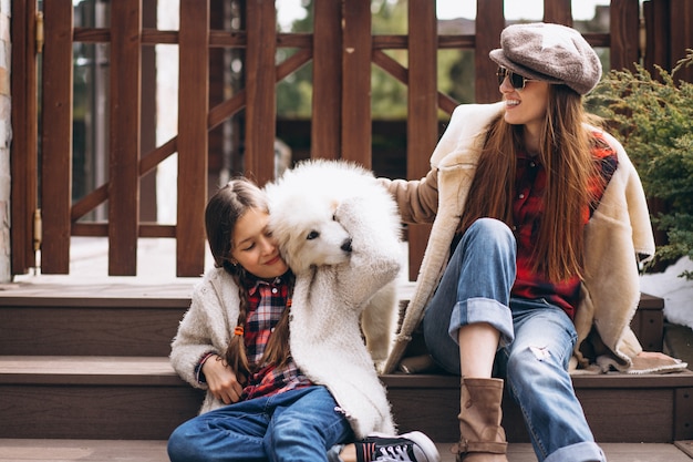 Madre e figlia con cane fuori