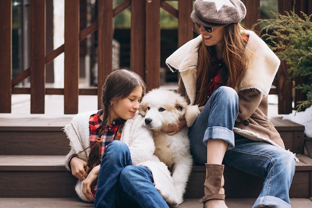 Madre e figlia con cane fuori