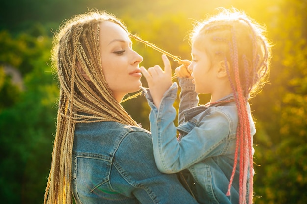 Madre e figlia con capelli intrecciati Bella bambina con trecce Capelli in treccia alla moda