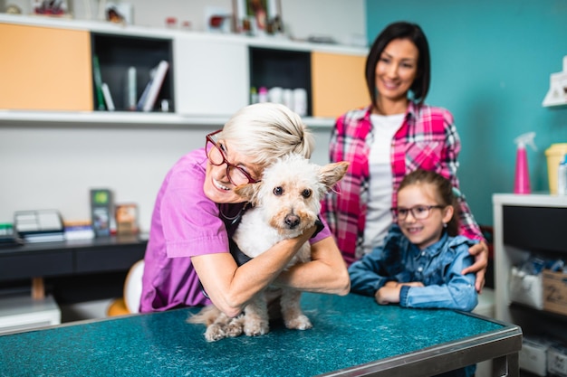 Madre e figlia con il loro cane dal veterinario.