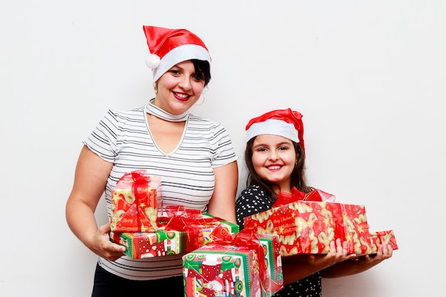 Madre e figlia con regalo di Natale, sfondo bianco