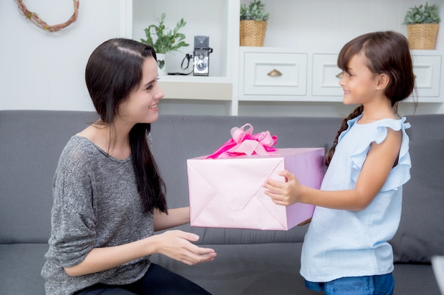 Madre e figlia con regalo