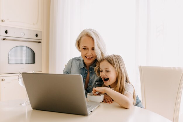 Madre e figlia con un laptop