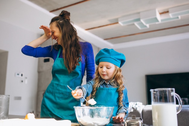 Madre e figlia cottura in cucina