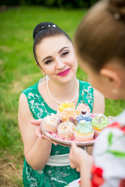 Madre e figlia cucinare cupcakes