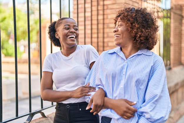 Madre e figlia delle donne afroamericane che stanno insieme alla via