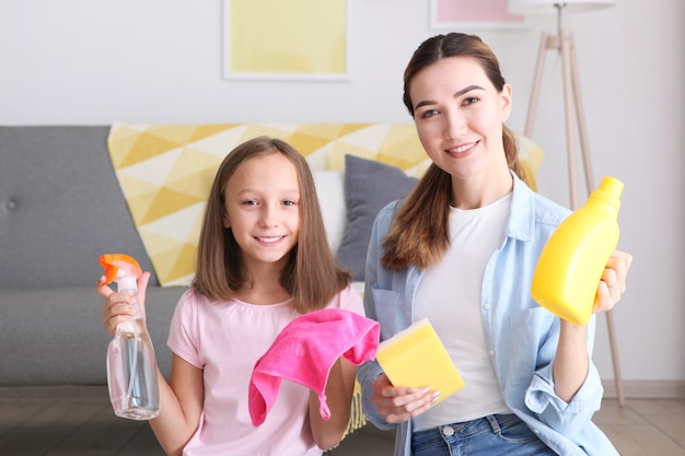 Madre e figlia di buon umore stanno pulendo la casa