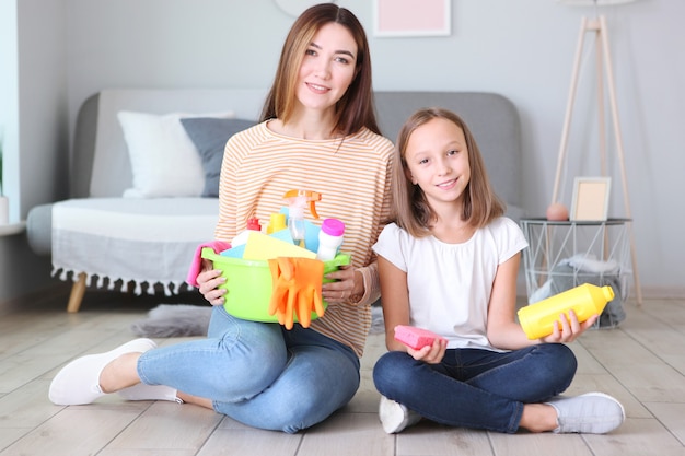 Madre e figlia di buon umore stanno pulendo la casa