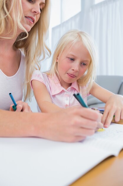 Madre e figlia disegno al tavolo