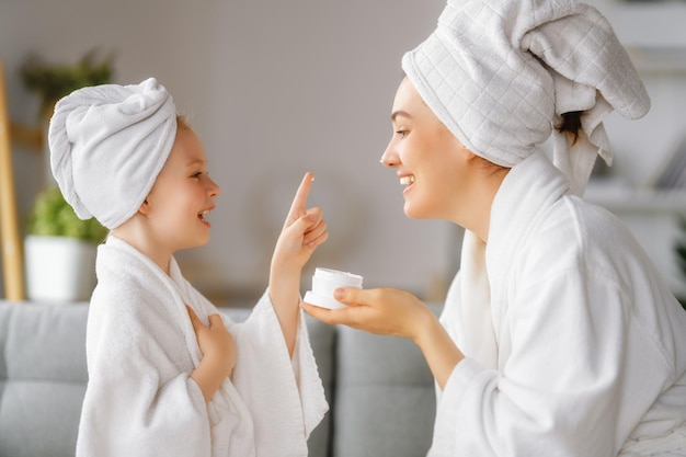 Madre e figlia dopo il bagno