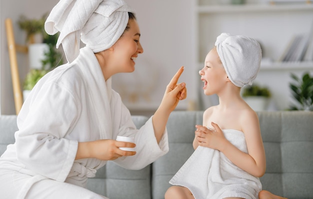 Madre e figlia dopo il bagno