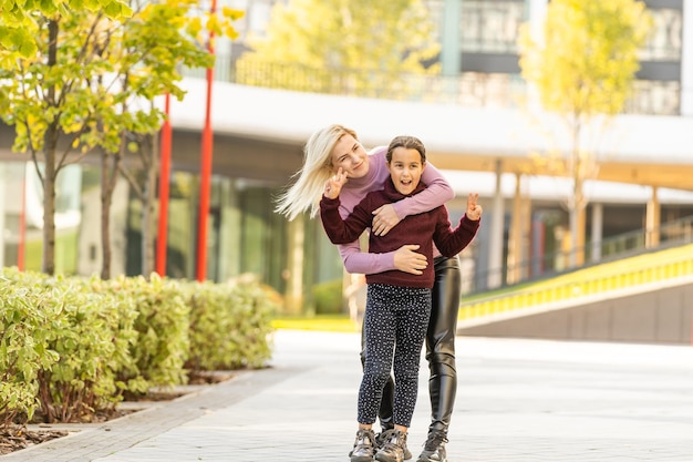 madre e figlia durante l'autunno.