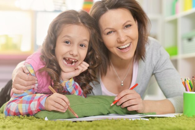 Madre e figlia e disegno