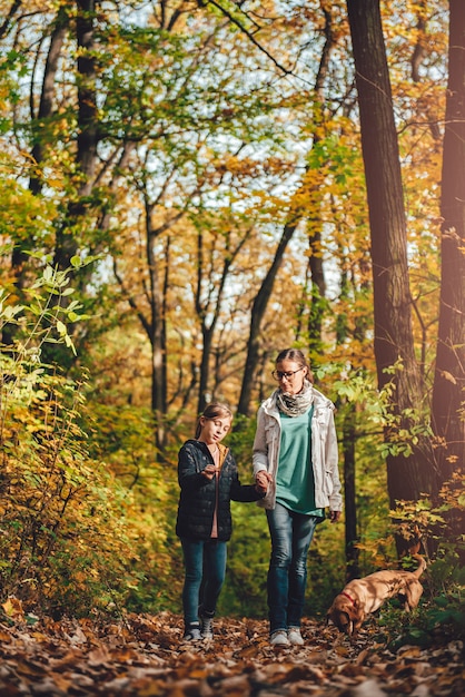 Madre e figlia, escursioni in una foresta