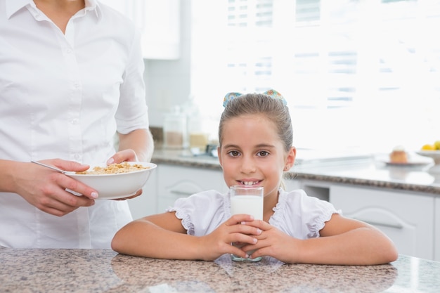 Madre e figlia facendo colazione