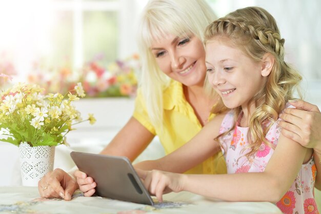 Madre e figlia facendo uso della compressa