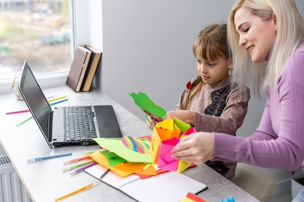 madre e figlia fanno mestieri di carta insieme