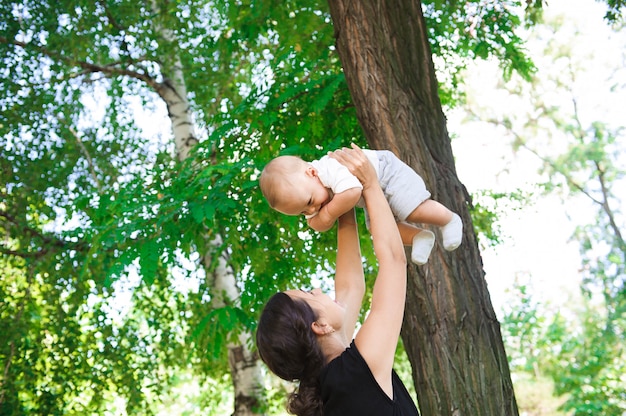 Madre e figlia felici che ridono insieme all'aperto.