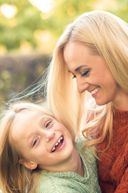 Madre e figlia felici nel parco