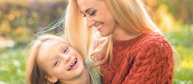 Madre e figlia felici nel parco