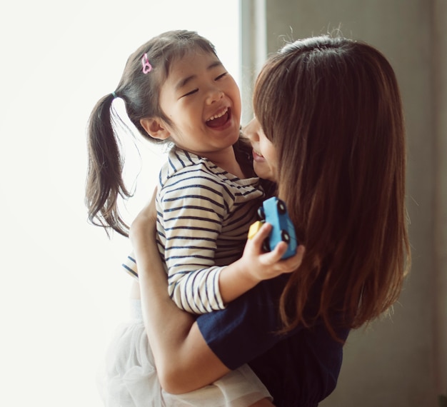 Madre e figlia giapponesi allegre