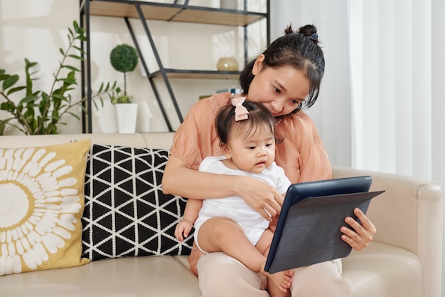 Madre e figlia guardando i cartoni animati