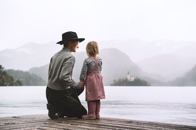 Madre e figlia guardando il bellissimo lago di Bled Viaggio di famiglia in Slovenia Europa