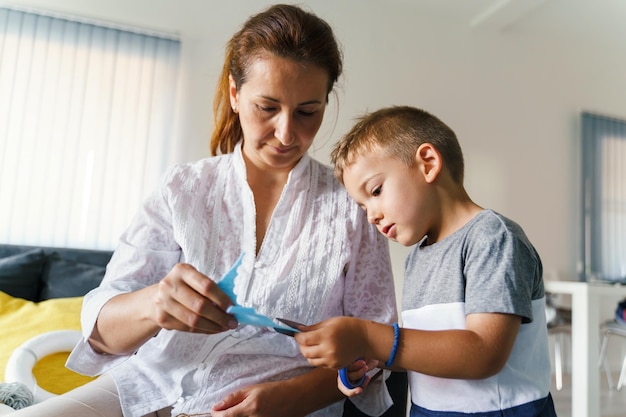 Madre e figlia guardano la telecamera