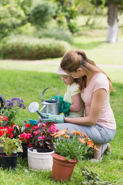 Madre e figlia impegnate nel giardinaggio