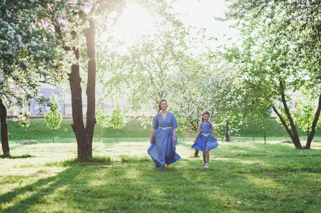 Madre e figlia in abiti in natura