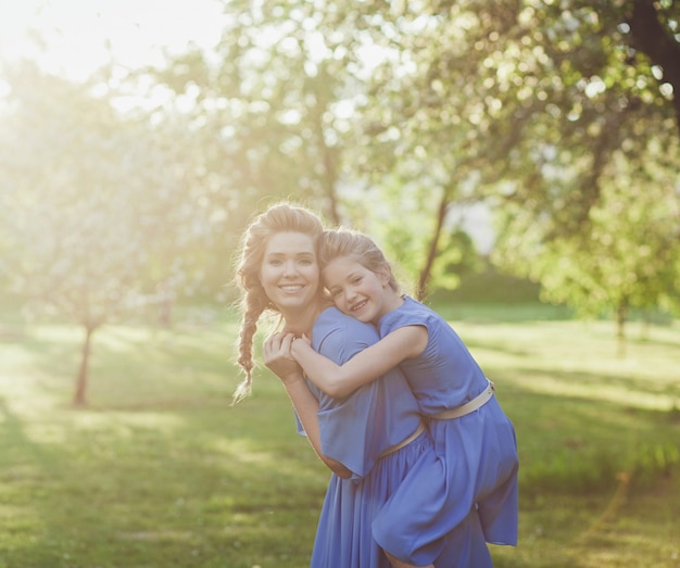 Madre e figlia in abiti in natura