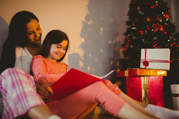 Madre e figlia in attesa di Babbo Natale