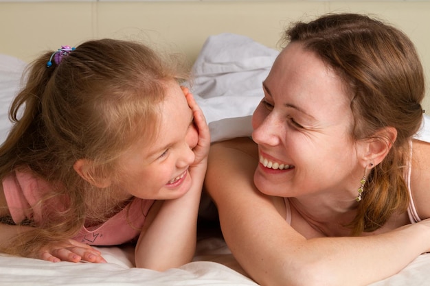 Madre e figlia in camera da letto