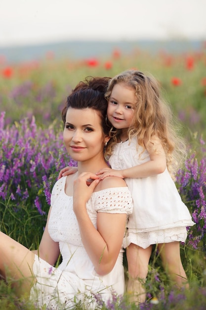 madre e figlia in campo all'aperto