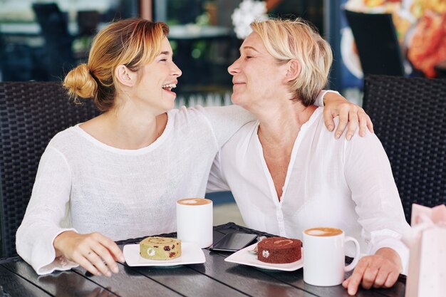 Madre e figlia in coffeeshop