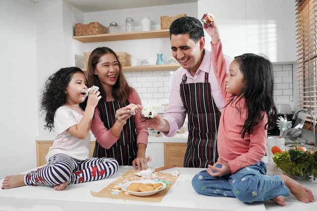 Madre e figlia in cucina nel concetto di famiglia felice del rimorchio