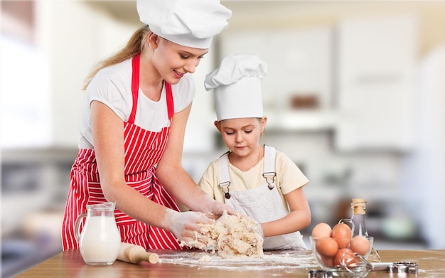 Madre e figlia in cucina