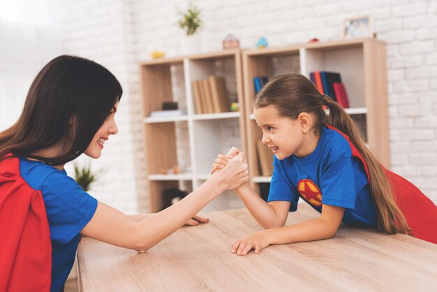 Madre e figlia in giacca e cravatta di supereroi.