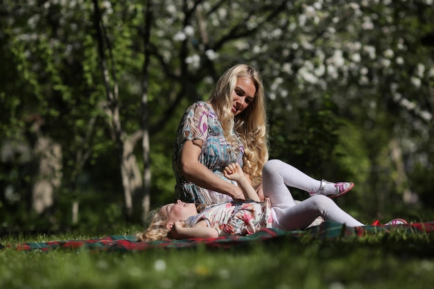 Madre e figlia in giardino