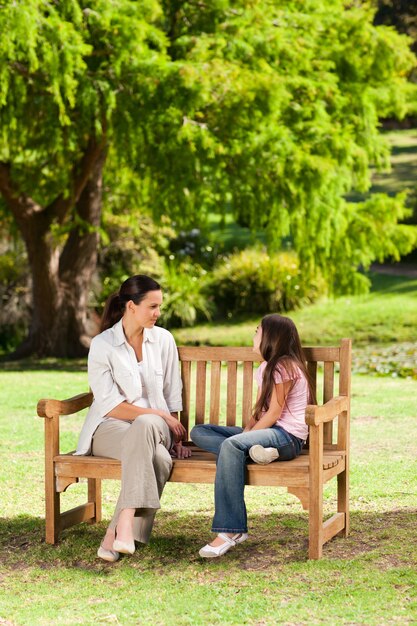 Madre e figlia in panchina