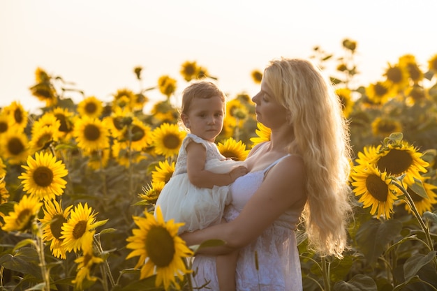 Madre e figlia in un campo di girasoli come regina e principessa dei campi