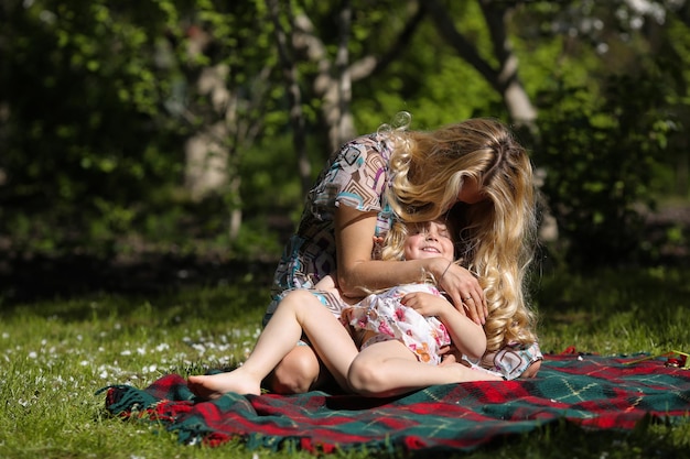 madre e figlia in un giardino