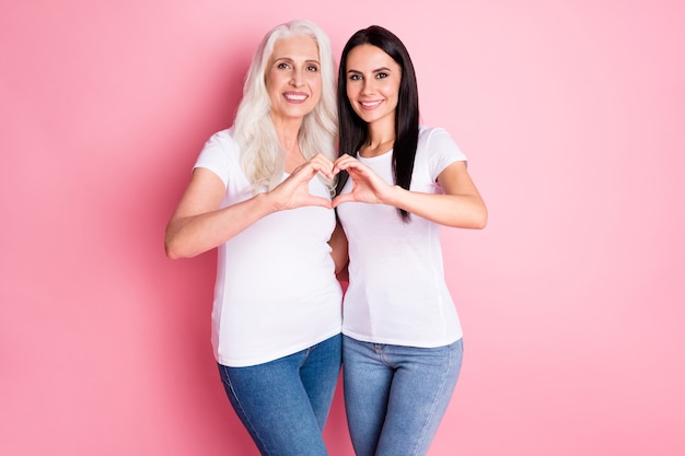 madre e figlia isolata sul rosa