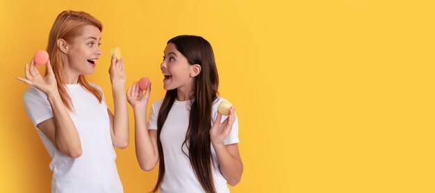 Madre e figlia kid banner copia spazio sfondo isolato famiglia felice di mamma e bambino tenere