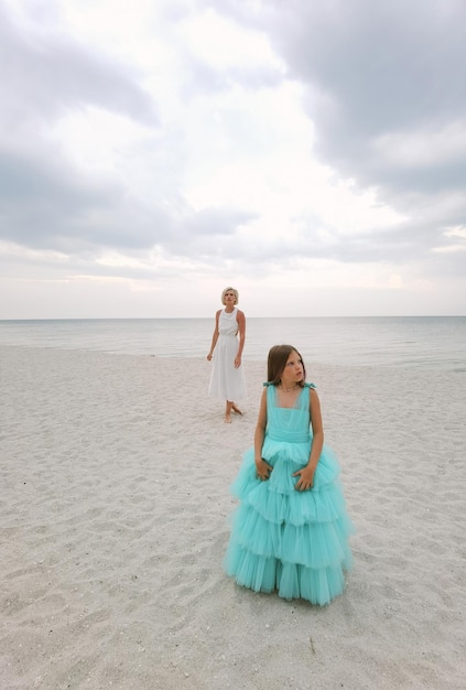 Madre e figlia latine che hanno un momento tenero sulla spiaggia Concetto di amore familiare